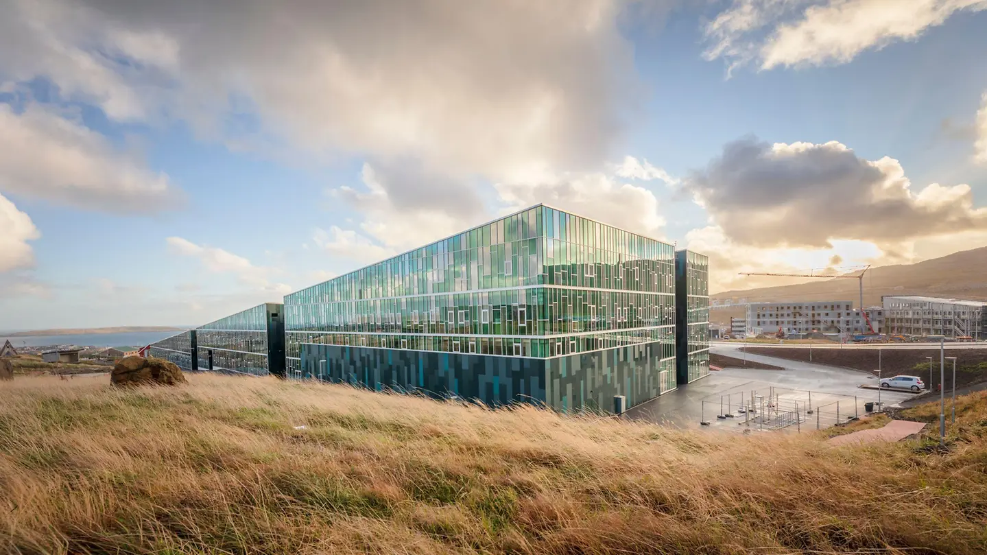 Großes Gebäude mit Glasfassade in der Landschaft der Färöer