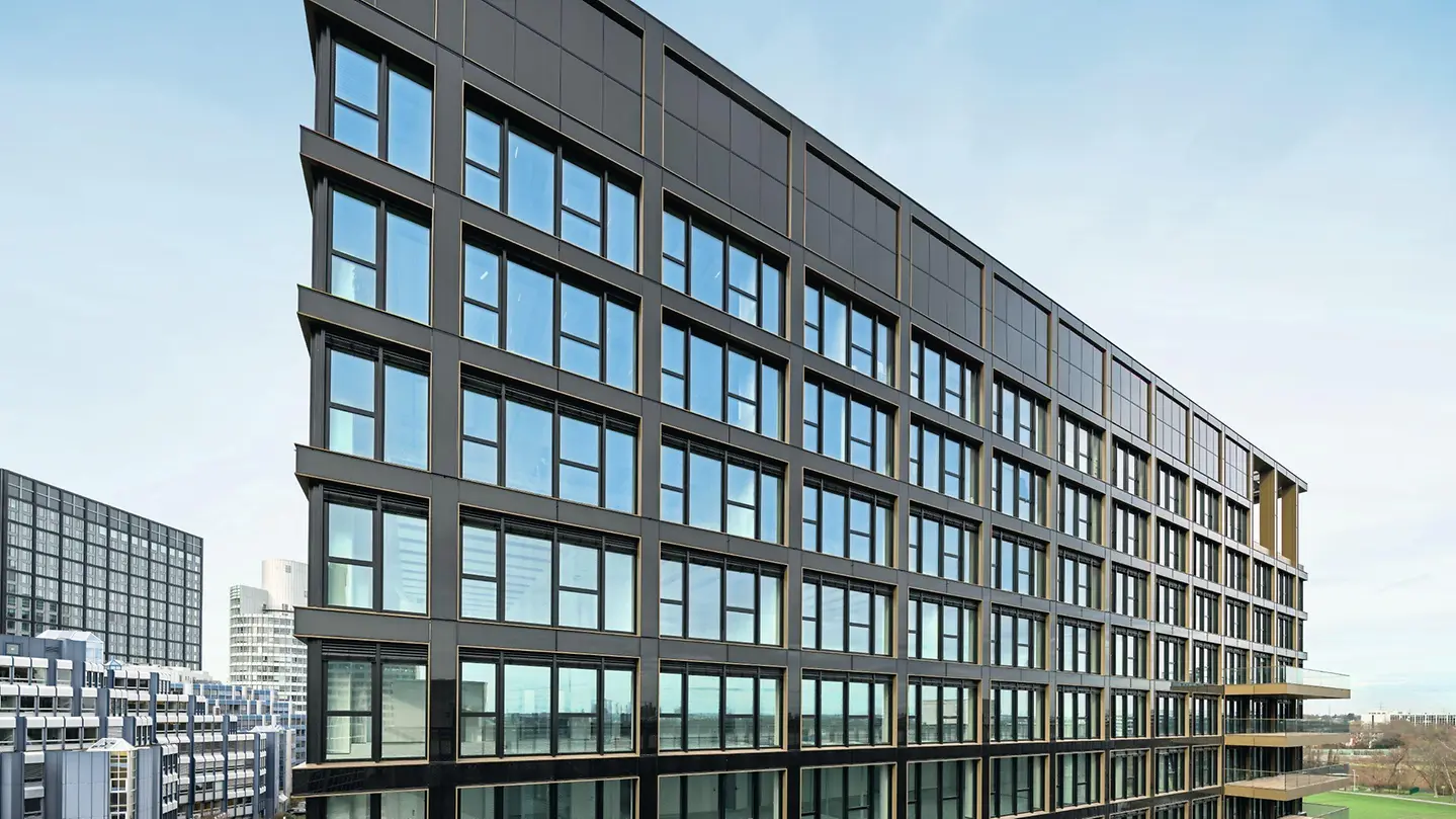 Bürogebäude mit dunklem Schüco FWS 50 Fassadenraster