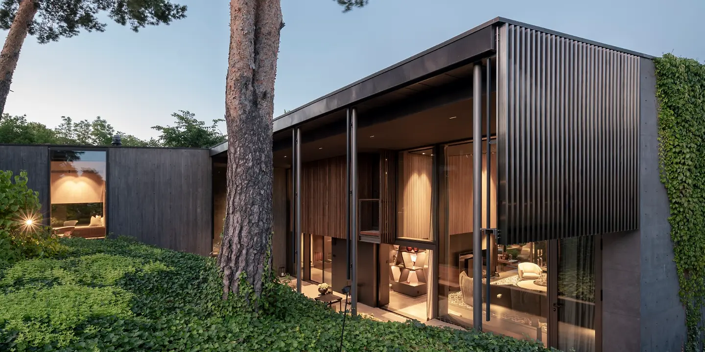 Moderne Villa mit Schüco Fassadenverglasung und vertikalen Verschattungslamellen