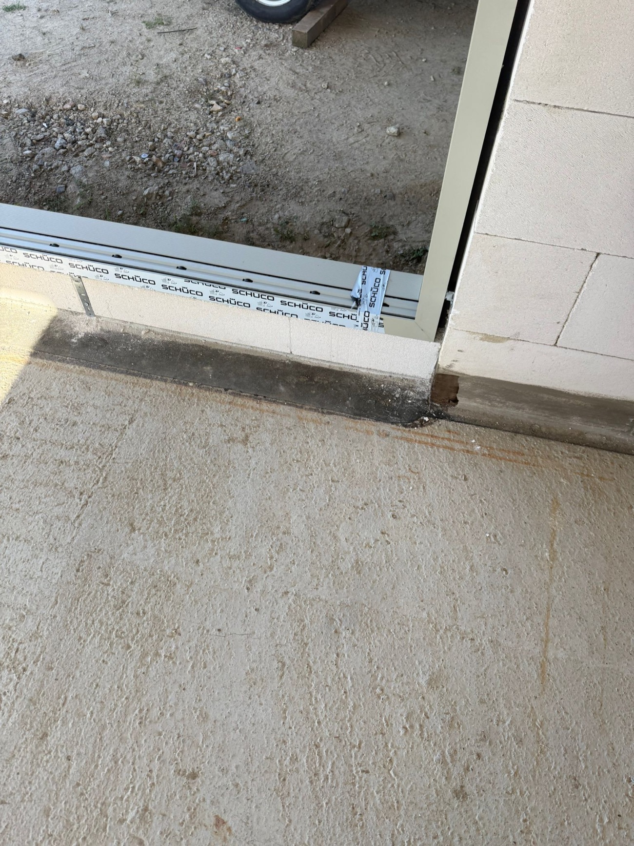 Detail am Rahmen und Bodenanschluss einer Schüco ADS UP 75 Aluminiumtür