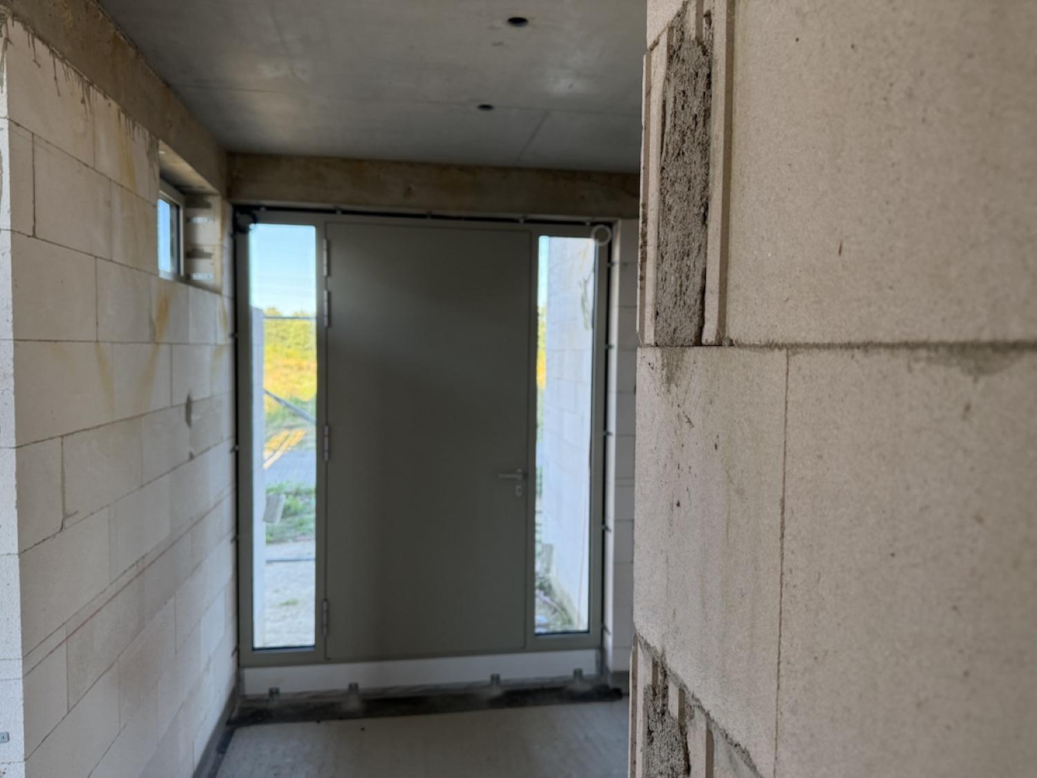 Schüco ADS UP 75 Haustüranlage mit Seitenteil während der Montage