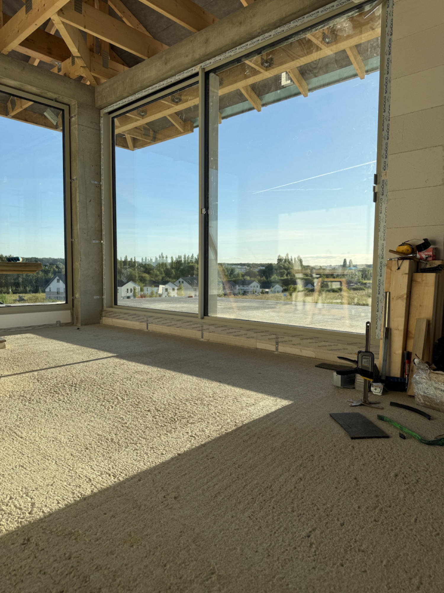 Großformatige Schüco AWS 75.SI+ Fensterfront im Wohnbereich eines Neubaus in Neubrandenburg