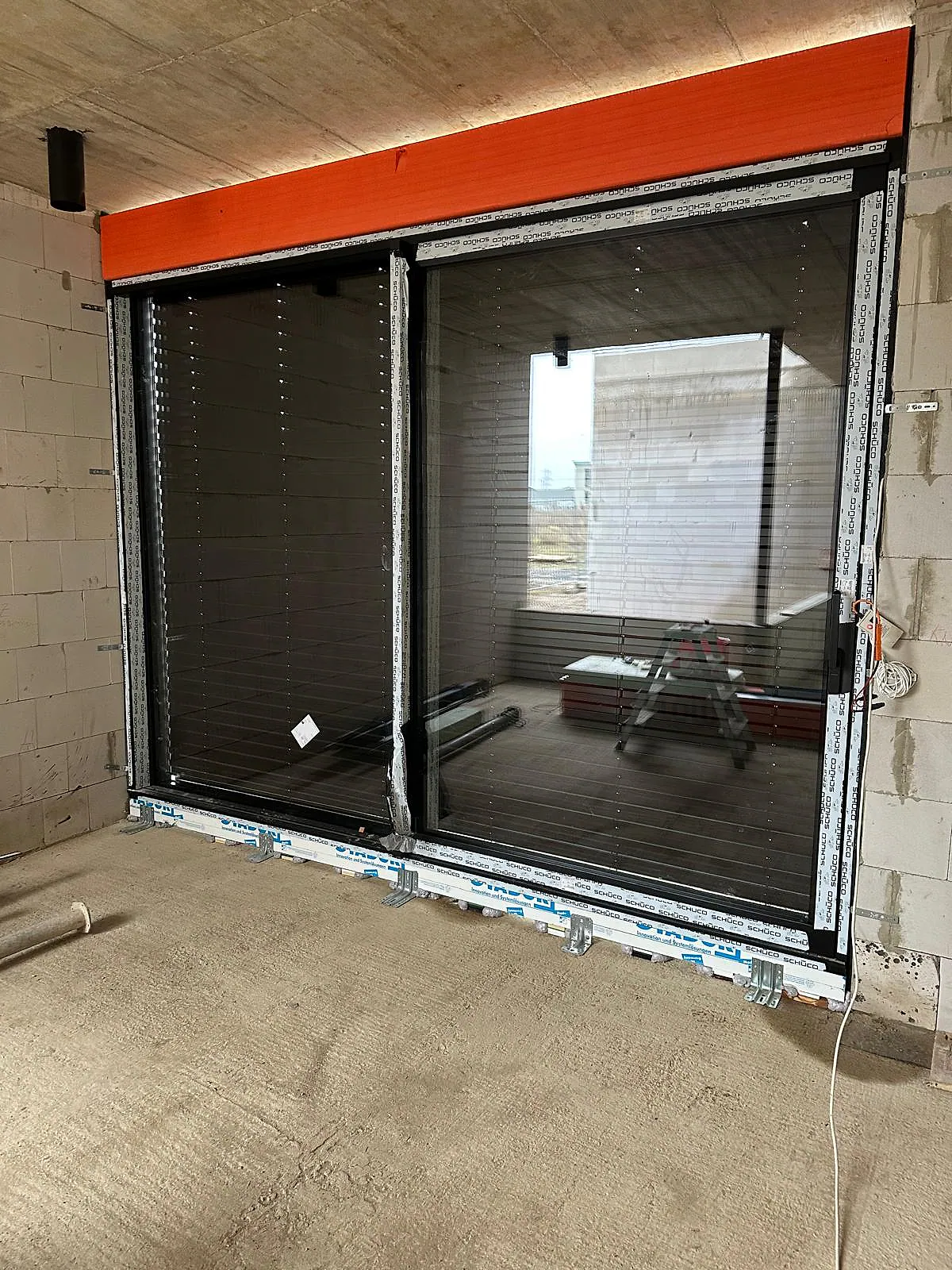 Innenansicht einer großen Aluminium-Fensteranlage mit teilweise – Aluminium-Projektreferenz auf der Seite Projekte & Referenzen | Aluminiumfenster