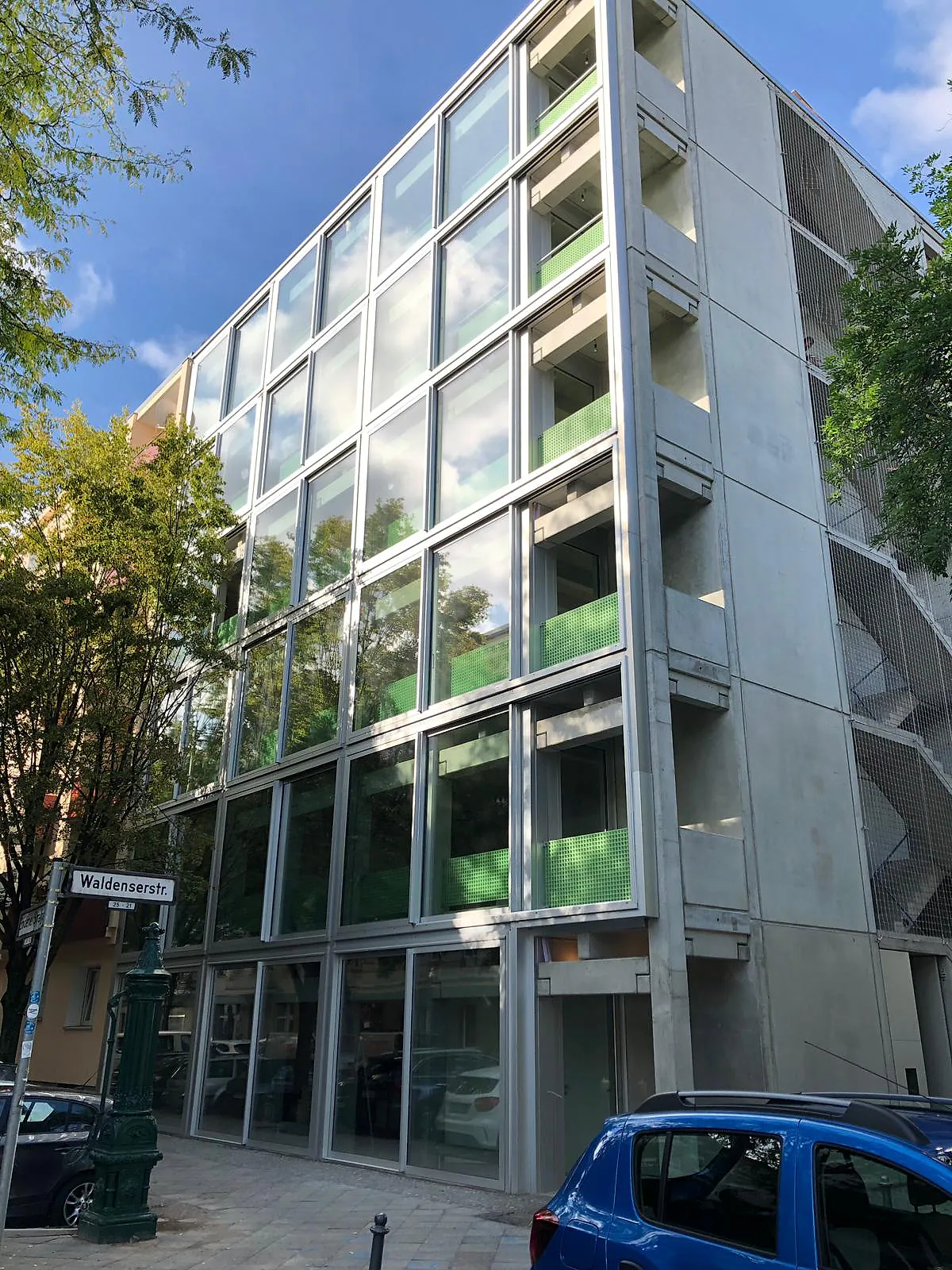Mehrgeschossiges Gebäude mit großformatiger Aluminium-Glasfassade – Aluminium-Projektreferenz auf der Seite Projekte & Referenzen | Aluminiumfenster