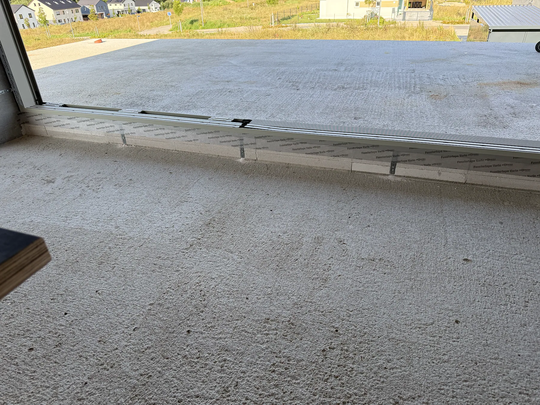 Montagedetail einer bodennahen Aluminiumschiebetür-Schwelle – Aluminium-Projektreferenz auf der Seite Projekte & Referenzen | Aluminiumfenster