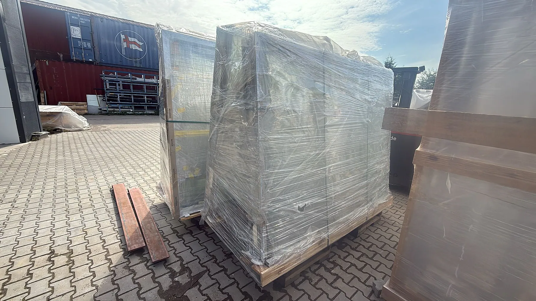 Folierte und auf Paletten gesicherte Aluminiumfenster für den – Aluminium-Projektreferenz auf der Seite Projekte & Referenzen | Aluminiumfenster