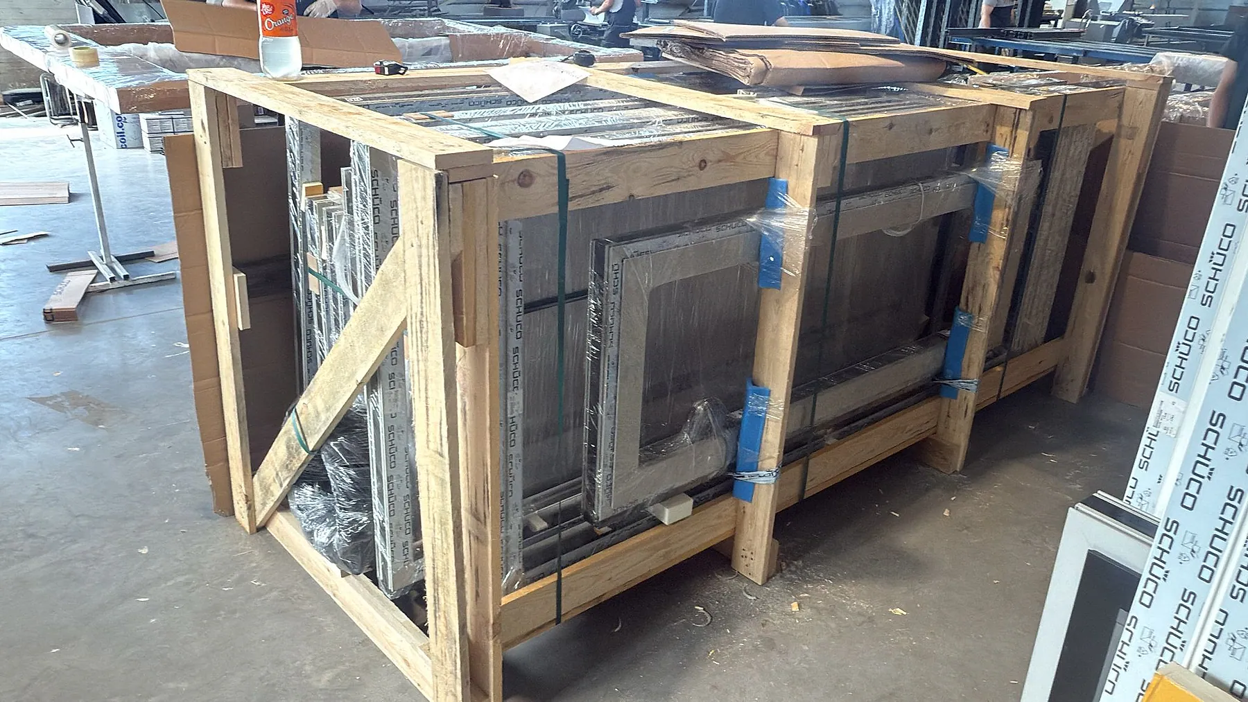 Maßgefertigte Aluminiumfenster in einer stabilen Transportkiste – Aluminium-Projektreferenz auf der Seite Projekte & Referenzen | Aluminiumfenster