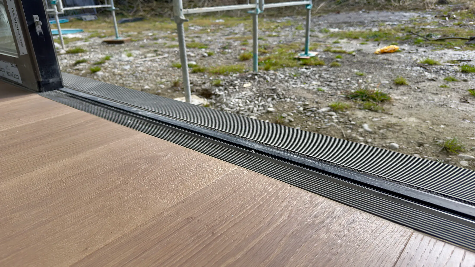 Detail einer barrierearmen Aluminiumschiebetür-Schwelle zwischen – Aluminium-Projektreferenz auf der Seite Projekte & Referenzen | Aluminiumfenster