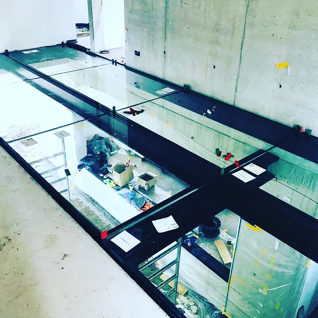 Begehbare Glasdecke mit Aluminium-Pfosten-Riegel-Konstruktion – Aluminium-Projektreferenz auf der Seite Projekte & Referenzen | Aluminiumfenster