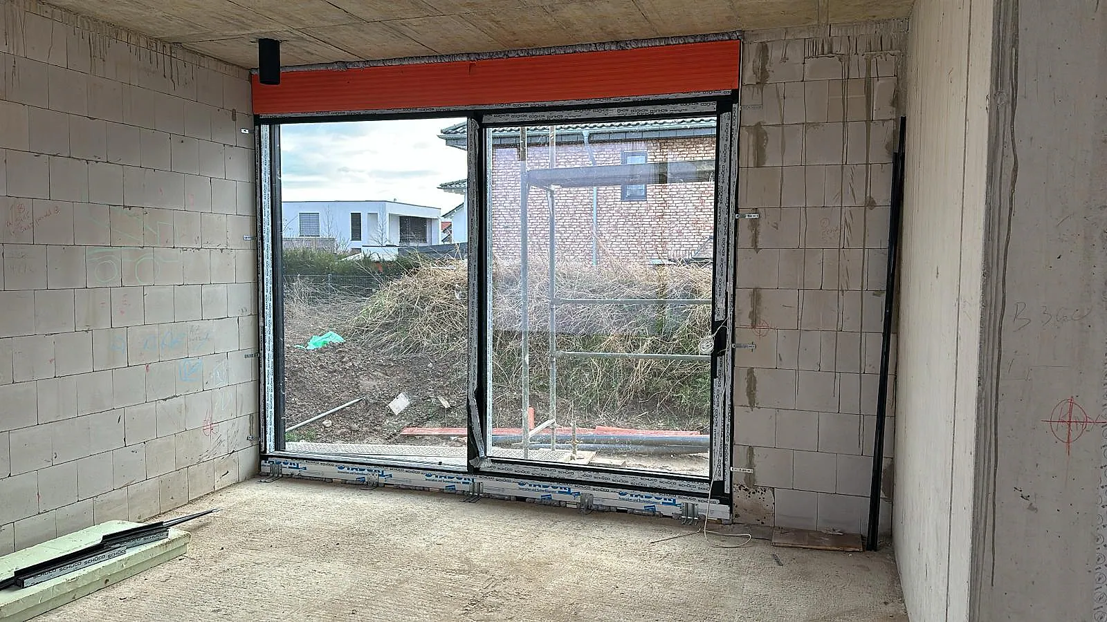 Bodentiefe Aluminiumfenster mit durchgehendem Rollladenkasten – Aluminium-Projektreferenz auf der Seite Projekte & Referenzen | Aluminiumfenster