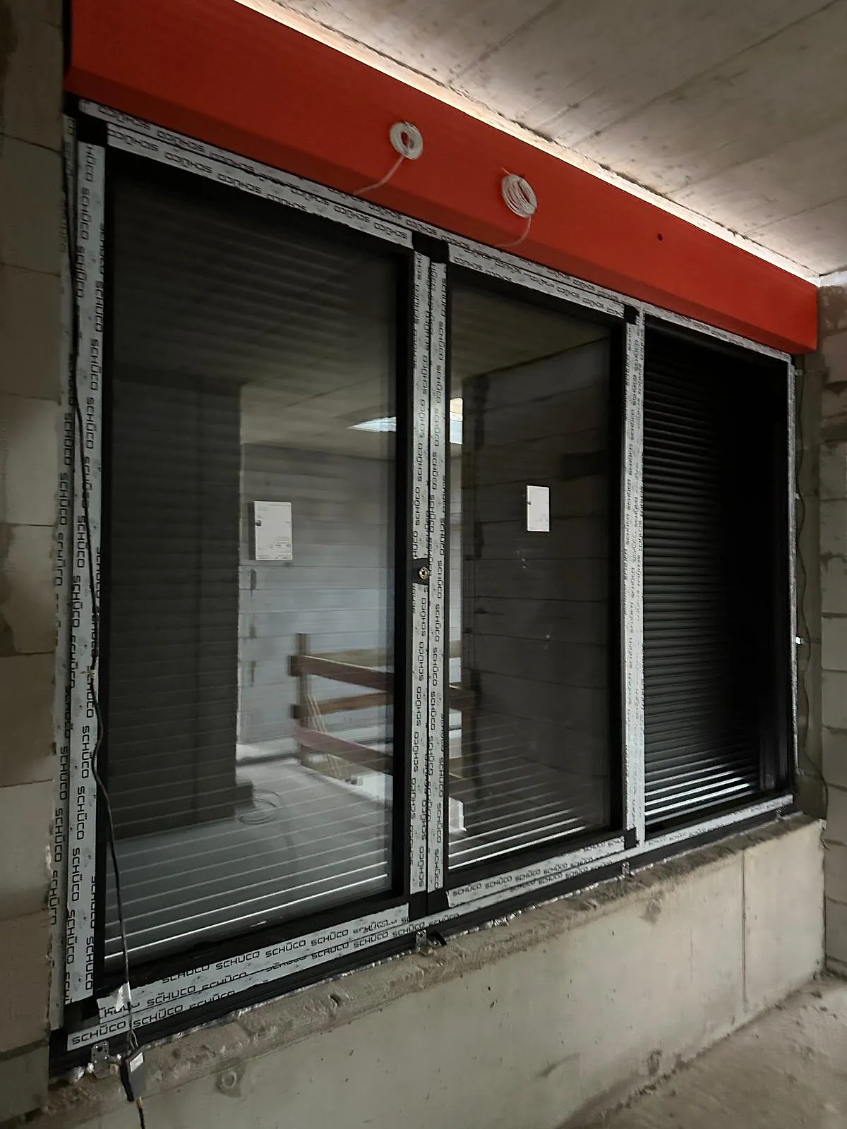 Dreiteilige Aluminiumfenster-Anlage mit integrierten Rollläden – Aluminium-Projektreferenz auf der Seite Projekte & Referenzen | Aluminiumfenster