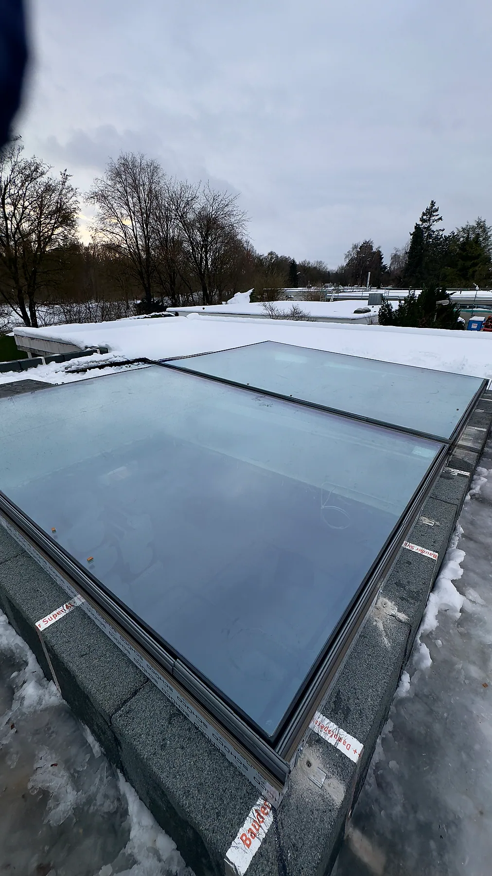 Großes Glasoberlicht mit Aluminiumrahmen auf einem verschneiten – Aluminium-Projektreferenz auf der Seite Projekte & Referenzen | Aluminiumfenster
