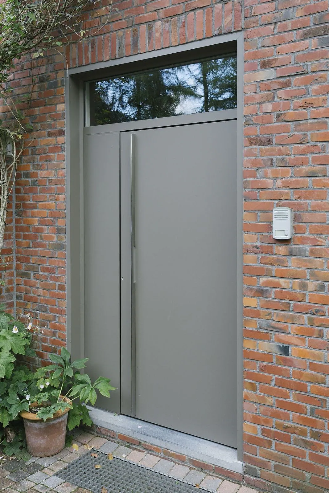 Graue maßgefertigte Aluminium-Haustür mit Oberlicht in einer – Aluminium-Projektreferenz auf der Seite Projekte & Referenzen | Aluminiumfenster