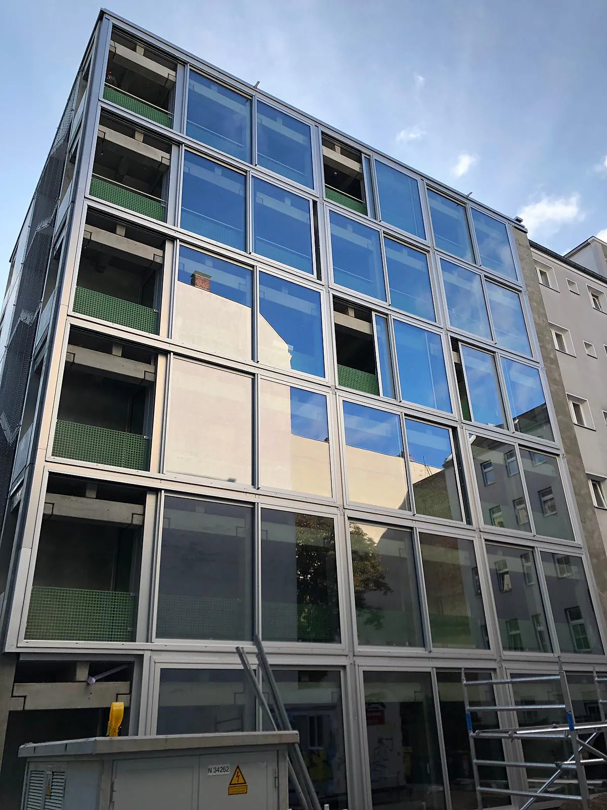 Mehrfamilienhaus mit großformatiger Aluminium-Fassadenverglasung – Aluminium-Projektreferenz auf der Seite Projekte & Referenzen | Aluminiumfenster