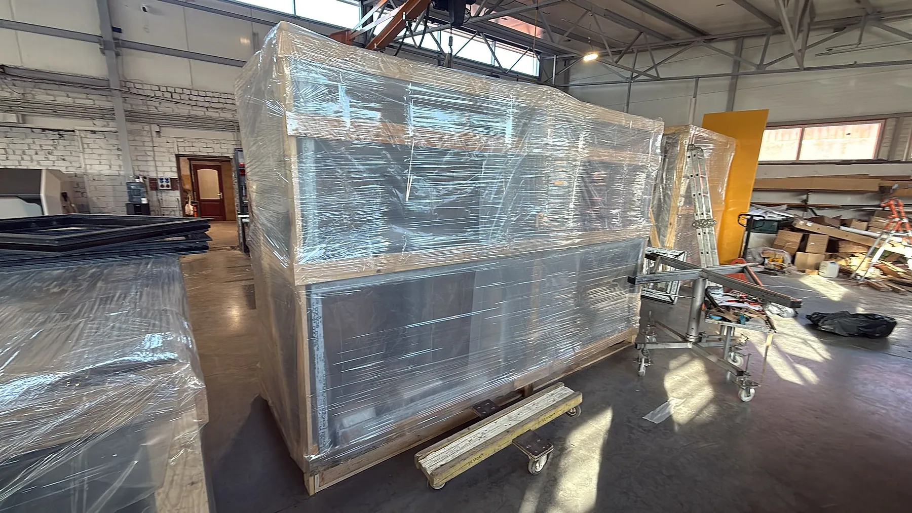 Großformatiges Aluminiumelement vollständig foliert und für den – Aluminium-Projektreferenz auf der Seite Projekte & Referenzen | Aluminiumfenster