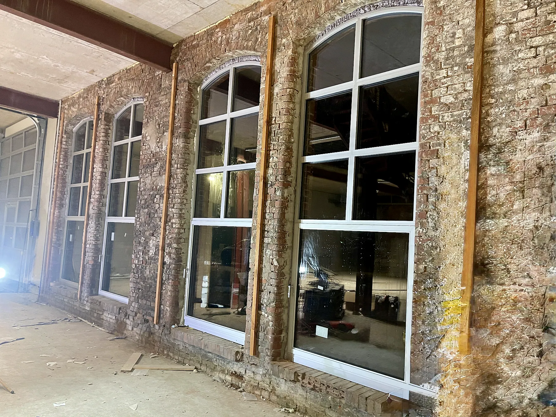 Historische Industriefassade mit hohen Aluminium-Rundbogenfenstern – Aluminium-Projektreferenz auf der Seite Projekte & Referenzen | Aluminiumfenster