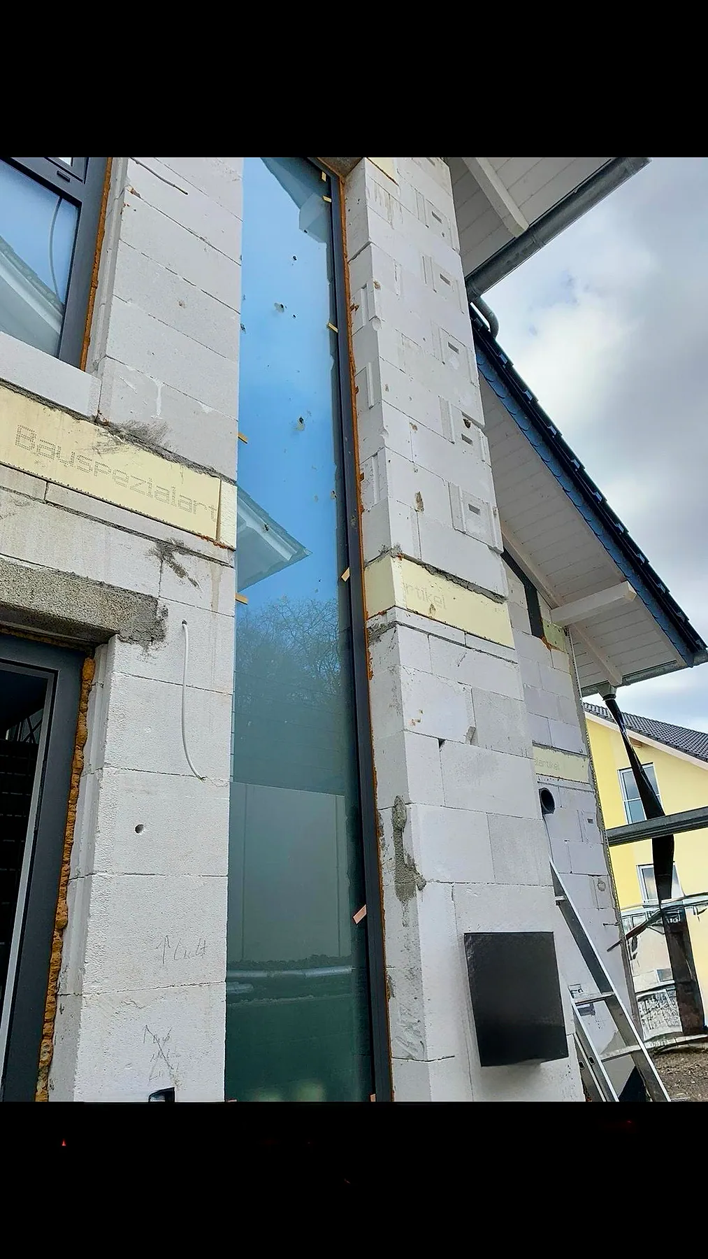 Sehr hohe schmale Festverglasung aus Aluminium in einem Wohnhaus – Aluminium-Projektreferenz auf der Seite Projekte & Referenzen | Aluminiumfenster