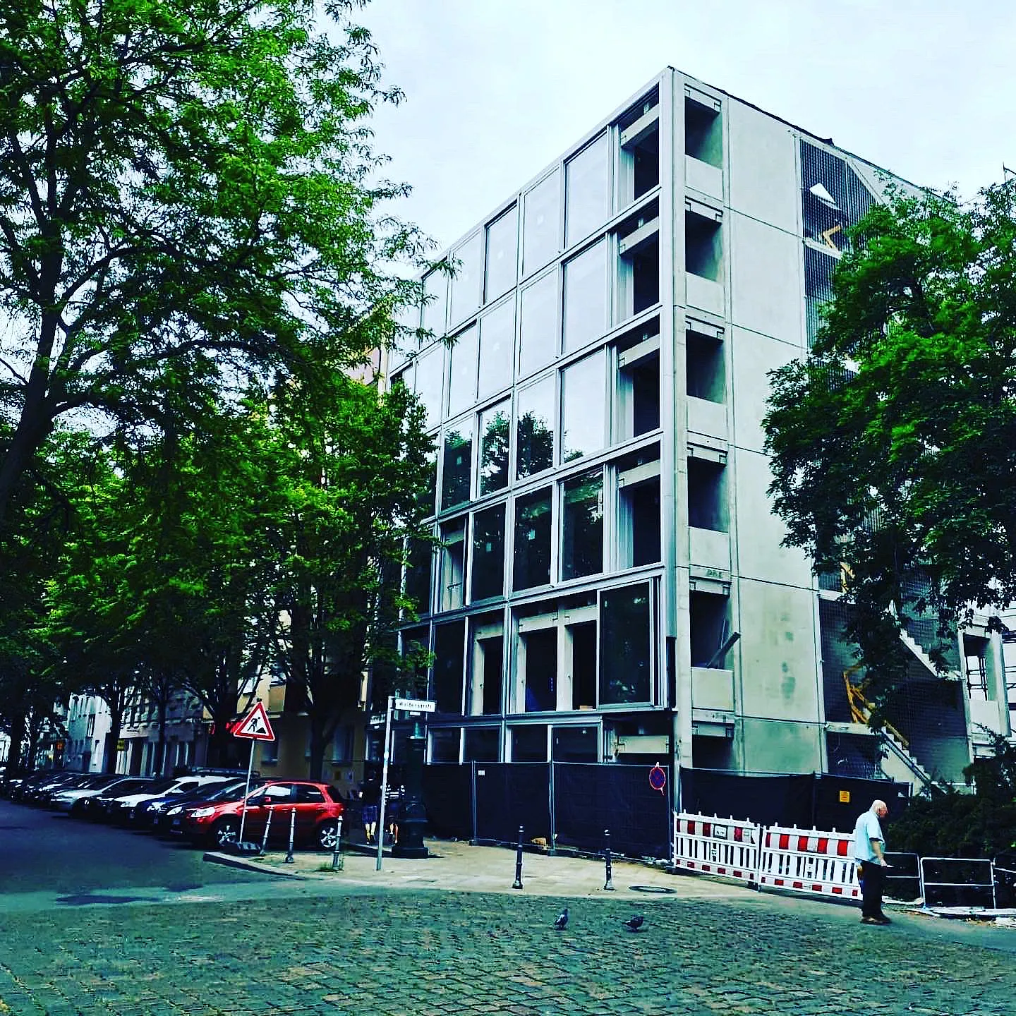Städtisches Gebäude mit mehrgeschossiger Aluminium-Glasfassade – Aluminium-Projektreferenz auf der Seite Projekte & Referenzen | Aluminiumfenster