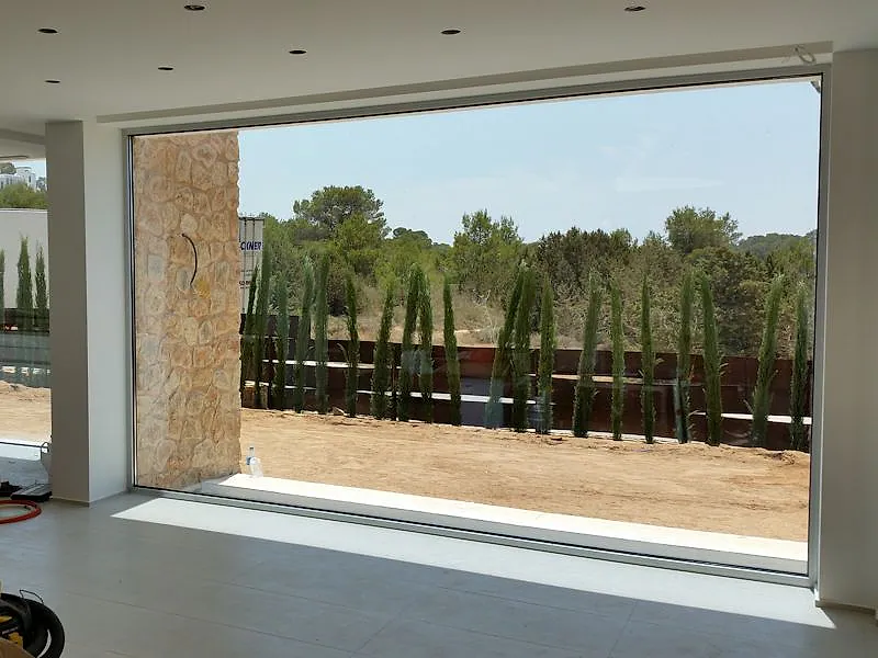 Innenansicht einer Villa mit sehr breitem – Aluminium-Projektreferenz auf der Seite Projekte & Referenzen | Aluminiumfenster