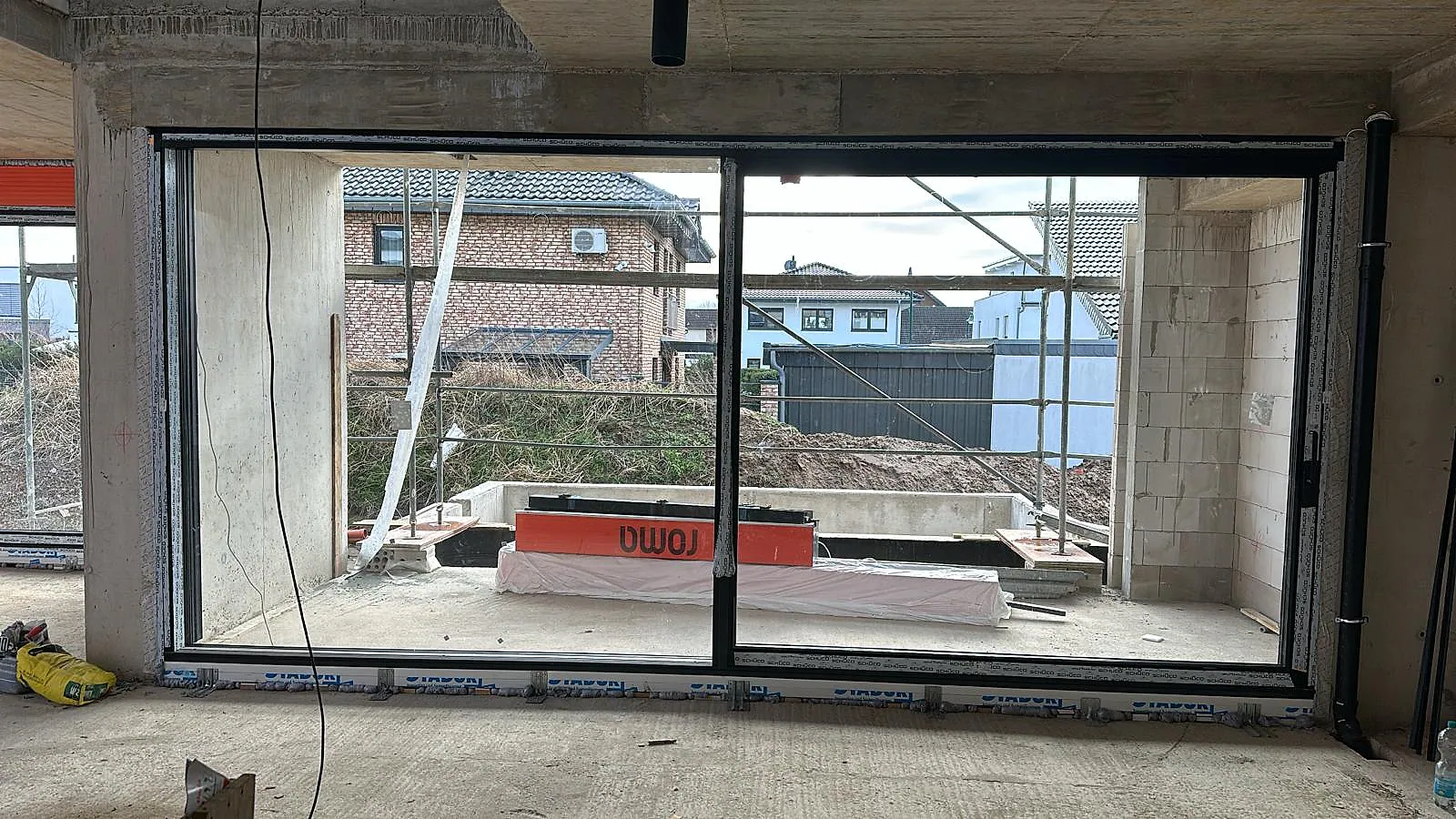 Raumhohe Aluminium-Fensterfront in einem Wohnhaus-Rohbau – Aluminium-Projektreferenz auf der Seite Projekte & Referenzen | Aluminiumfenster