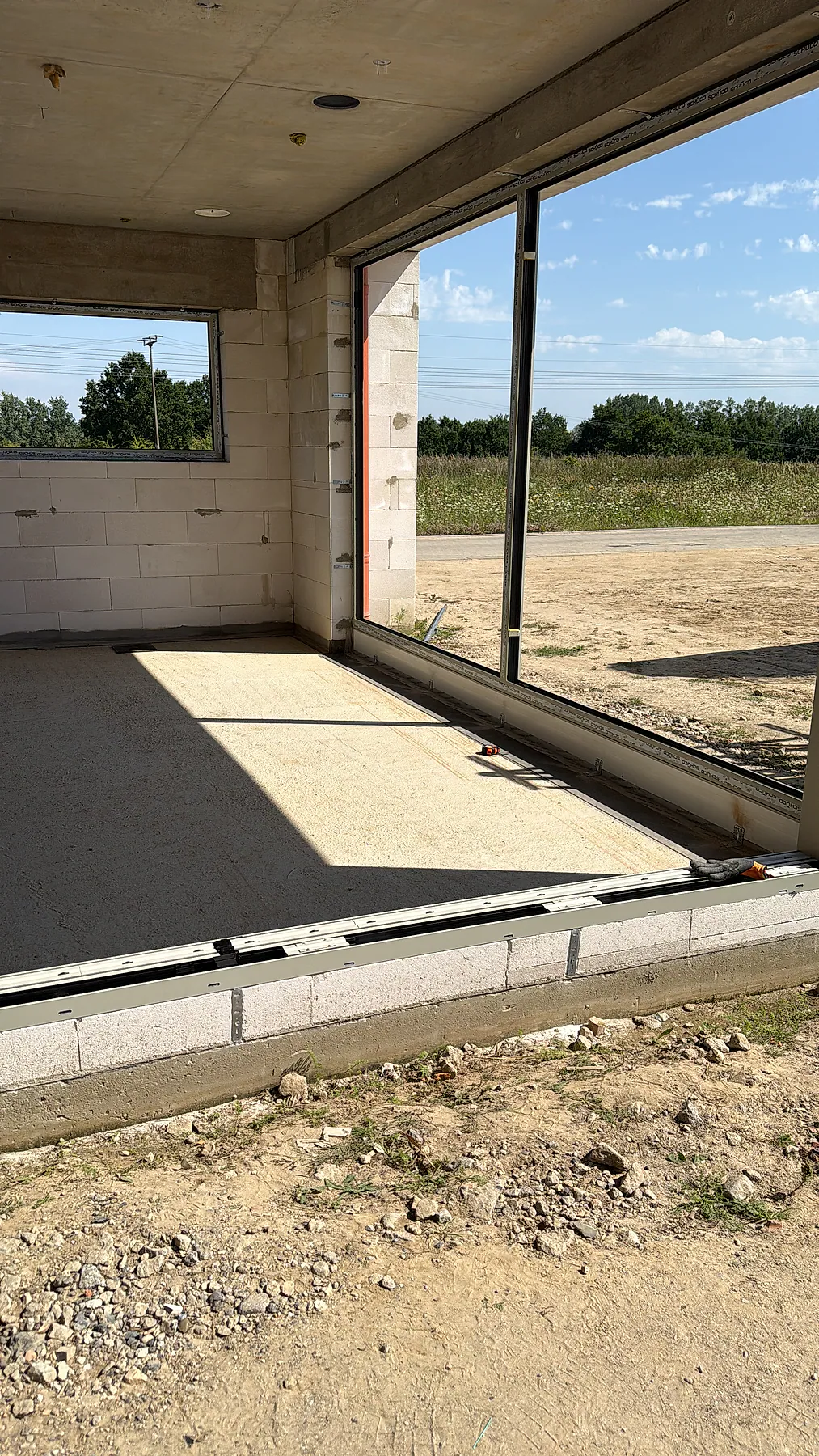 Bodentiefe Aluminium-Schiebetüranlage im Rohbau – Aluminium-Projektreferenz auf der Seite Projekte & Referenzen | Aluminiumfenster