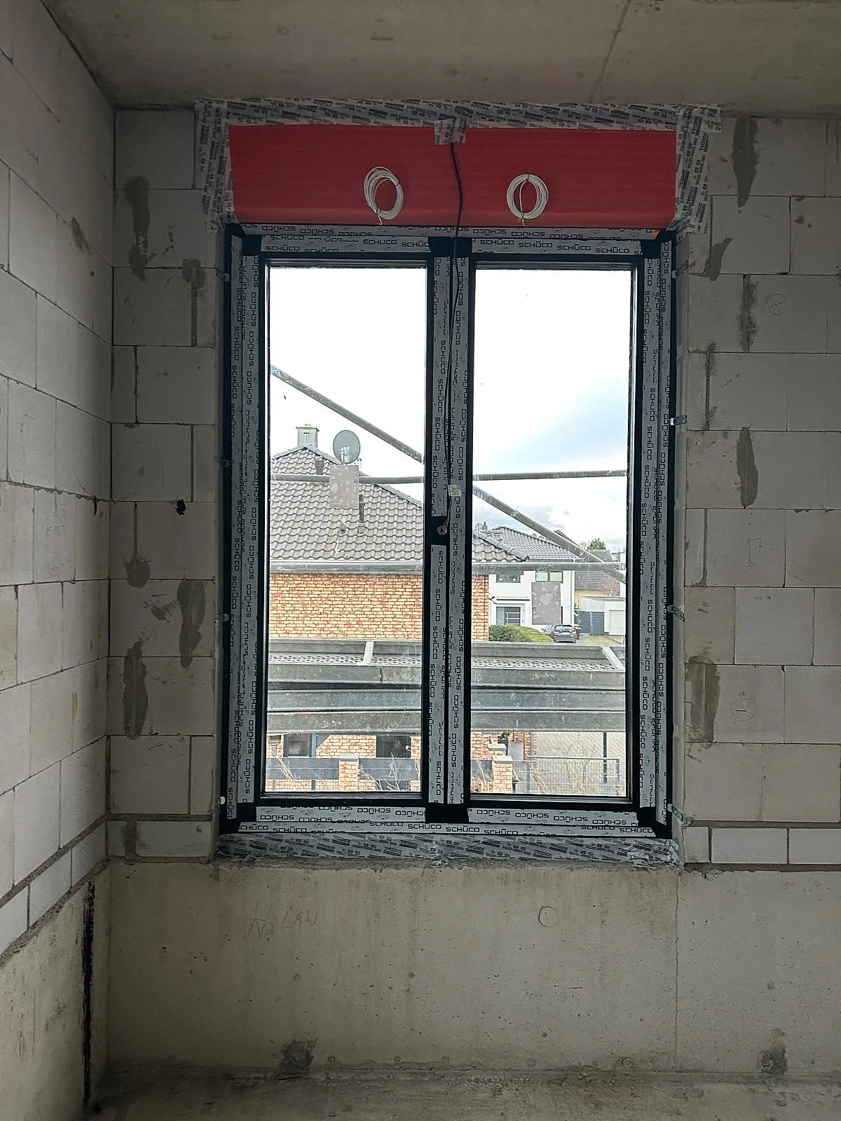Schmales Aluminiumfenster mit passendem Rollladenkasten in einem – Aluminium-Projektreferenz auf der Seite Projekte & Referenzen | Aluminiumfenster