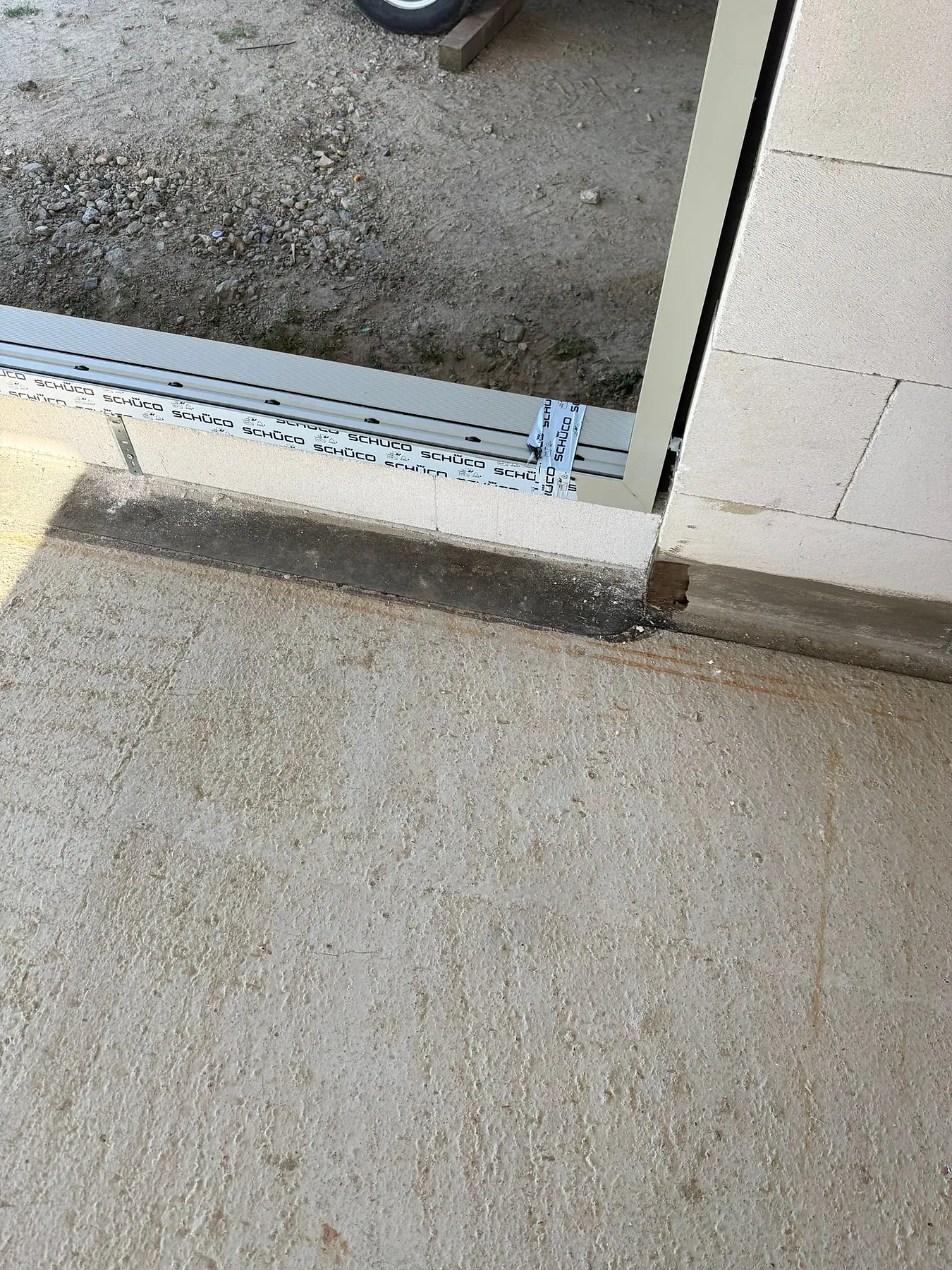 Schüco Bodenschwelle einer Aluminium-Schiebetür während – Aluminium-Projektreferenz auf der Seite Projekte & Referenzen | Aluminiumfenster