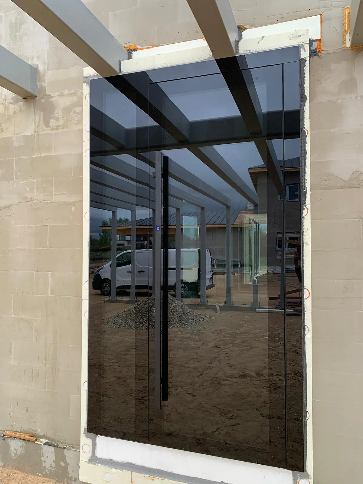 Schwarze flügelüberdeckende Aluminium-Haustür mit glänzender – Aluminium-Projektreferenz auf der Seite Projekte & Referenzen | Aluminiumfenster