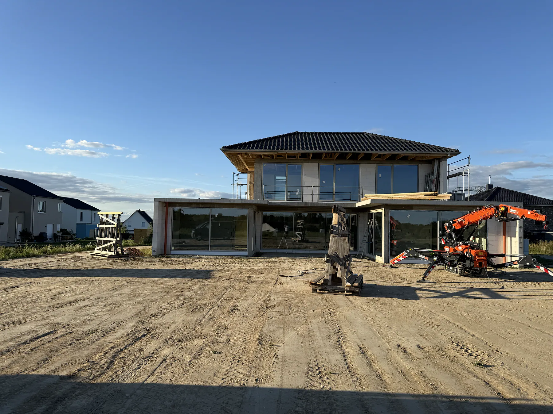 Moderne Villa im Rohbau mit großformatigen maßgefertigten – Aluminium-Projektreferenz auf der Seite Projekte & Referenzen | Aluminiumfenster