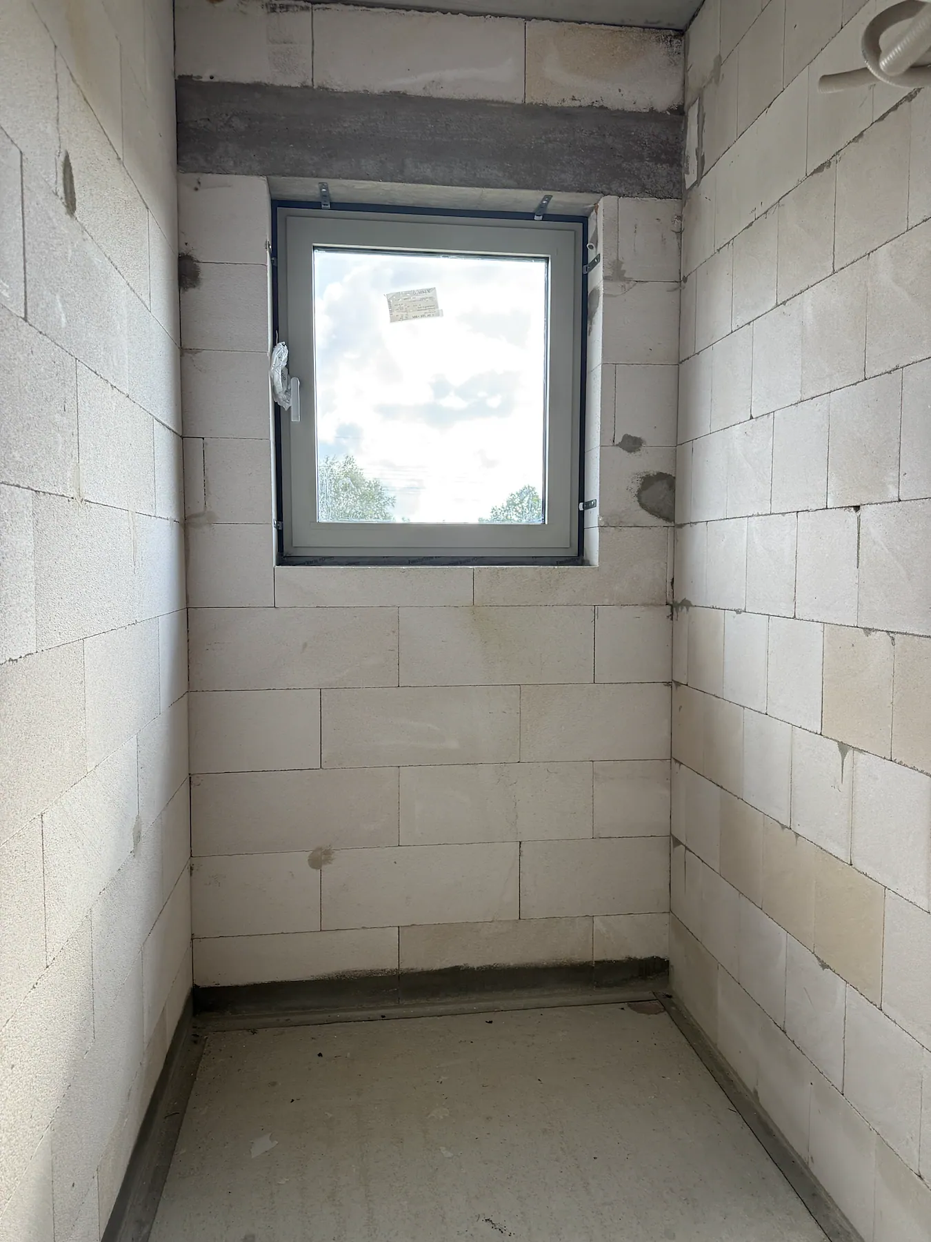Schmales Aluminiumfenster in einem Treppenraum während – Aluminium-Projektreferenz auf der Seite Projekte & Referenzen | Aluminiumfenster