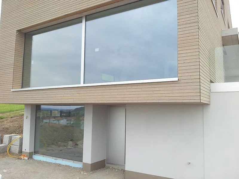 Moderne Villa mit großformatiger Aluminium-Festverglasung – Aluminium-Projektreferenz auf der Seite Projekte & Referenzen | Aluminiumfenster