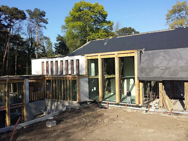 Villa im Rohbau mit hohen schmalen Aluminiumfenstern – Aluminium-Projektreferenz auf der Seite Projekte & Referenzen | Aluminiumfenster