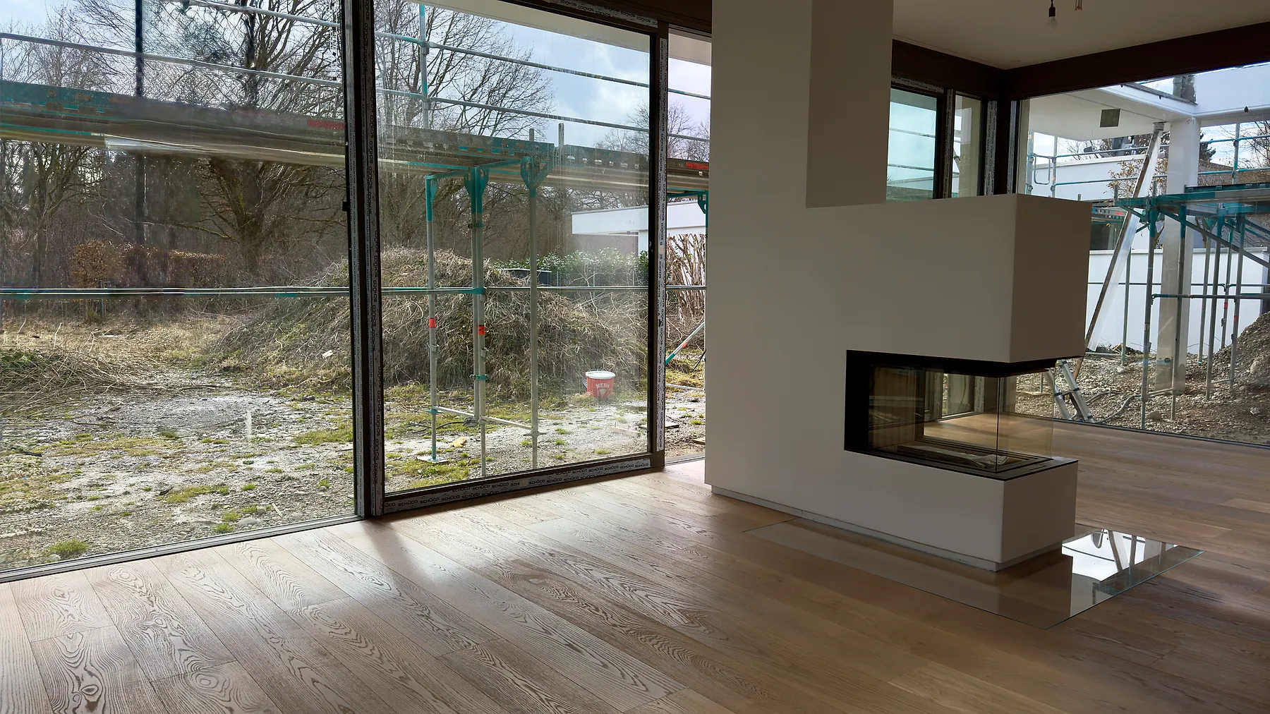 Moderner Wohnraum mit raumhoher Aluminium-Panoramaverglasung – Aluminium-Projektreferenz auf der Seite Projekte & Referenzen | Aluminiumfenster