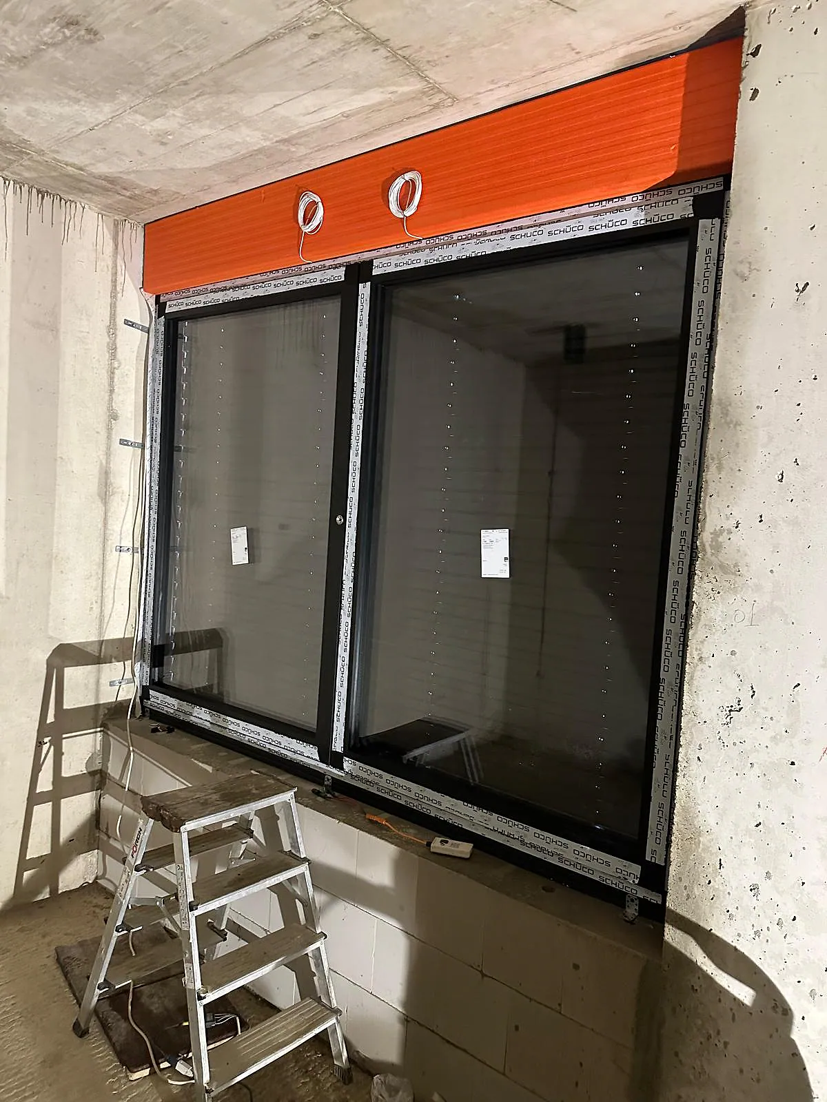 Zweiteiliges Aluminiumfenster mit außenliegendem Rollladen – Aluminium-Projektreferenz auf der Seite Projekte & Referenzen | Aluminiumfenster