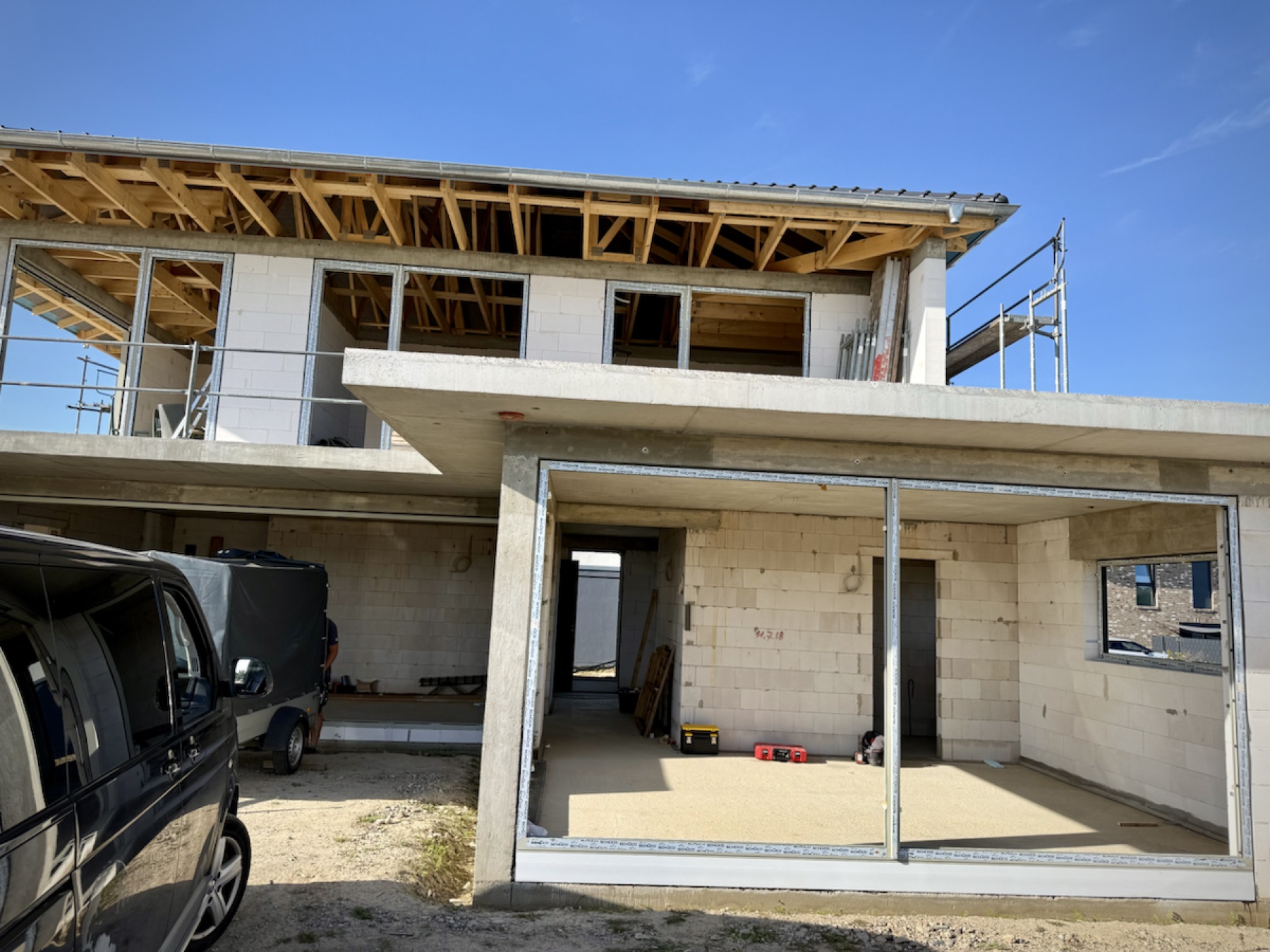Rohbau eines Wohnhauses mit vorbereiteten Öffnungen für Schüco Aluminiumfenster